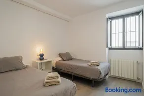Cozy Center Apartment - Image 5