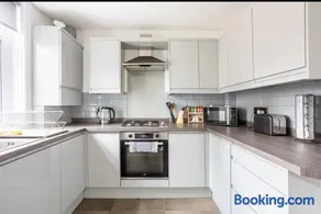 Captivating 3 bedroom home with conservatory - Image 1