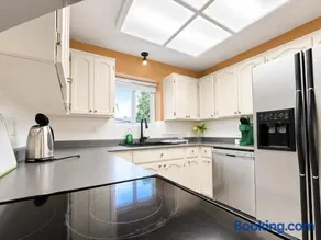 Spacious Family-Friendly 3BR Suite Near White Rock Beach - Image 3