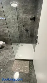 Apartmán v historickom Centre, Parkovanie zdarma, garáž, 12 PM CHECKOUT - Image 3