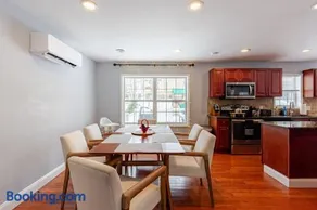 Lakeview Family Retreat Newly Renovated 4BR House - Image 3