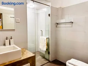 Urban Oasis Villa - Peaceful Escape in Rajagiriya - Image 2