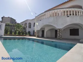 Casa Espaciosa con Gran Terraza y Piscina Privada en Zona Tranquila de L'Escala - HISP-7-4 - Image 3