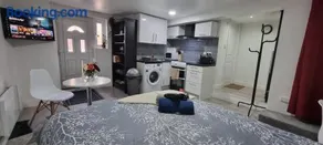 Charming, cosy hideaway with free WiFi, parking - Image 2