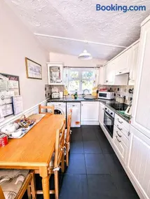 2-Bed Bungalow Retreat, Welcombe - Image 3