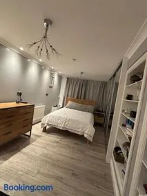 The Moon Stylish Cosy Apartment Near Pontypool - Image 4
