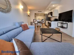 Spacious 8-Guest Apartment with 3 Suites & Garage - Image 4