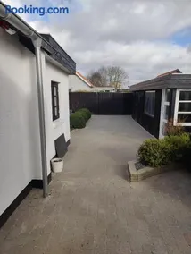 House close to town and shopping - Image 2