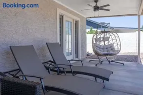 Cozy house with open backyard near hiking trails - Image 4