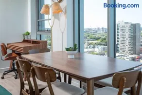 High Rise Retreat w City Skyline Views Shared Gym - Image 4