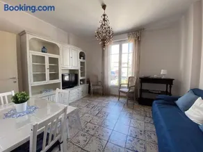 BEAUTIFUL renovated apartment ,NEXT TO THE BEACH ! AIR-C, FREE PARKING! - Image 1