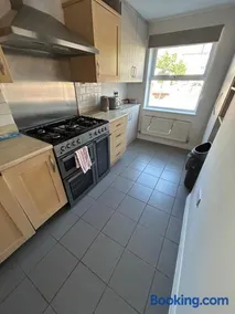 Cambridge CB23 Townhouse 4 Beds with Free Parking ! Wifi - Image 3