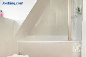 OnSiteStays 3BR Quiet Apt Ensuite & Air Con - Image 3