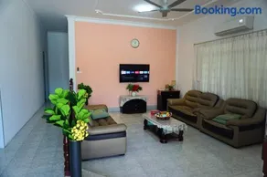 Pujut 7 Homestay - Image 1