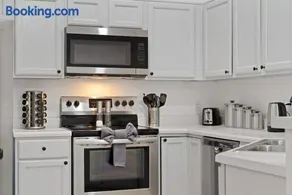 4 Bedroom Retreat in the Heart of Oro Valley - Image 2