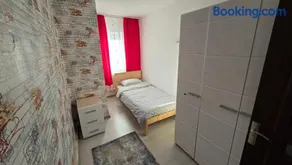Modern Family Stay near CNE | Parking & Workspace - Image 2