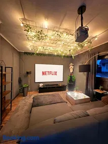 Schlafen in der Kneipe x Whirlpool & Heimkino - Image 2