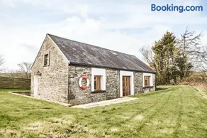 Penuwch Boathouse, Waterside Cottage with indoor Pool, Sauna & Parking - Image 5