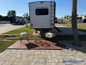 2BR and 1BR private RVs in resort with pool - Close to gulf beaches - Full kitchen, indoor-outdoor living spaces, BBQ, Pizza Oven - Near Sanibel Island, Fort Myers Beach - Resort has recreation amenities and laundry - High-speed WiFi fiber Internet - Image 5