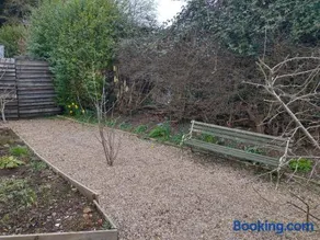 South Wales Yurt-Cosy, log burner & private garden - Image 4