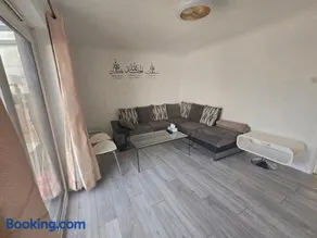 Comfy Apartment Near Shops & Station - Image 2