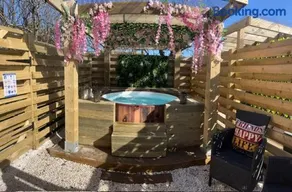 Luxury Cabin With Hot Tub - Image 1