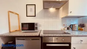 Peaceful 2 Bed Home with Parking Fast WIFI Easy Stress-Free Access to Bath - Image 4