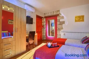 Top Center Room & Apartment - Image 3
