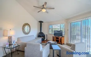 Digital nomad waterfront retreat with pool and jacuzzi No 10 Texas Thistle - Image 3