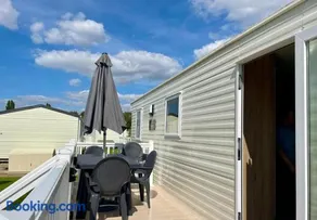 Caravan Sleeps 6 with Pool Access - Image 2