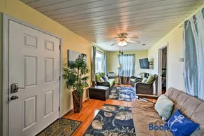 Galveston Getaway With Deck And Yard Walk To Beach - Image 2