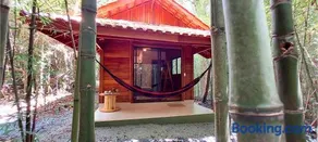 Cabana de madeira entre as árvores - Image 2