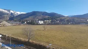 Loft mansardé du train jaune avec vue sur les montagnes - Image 1