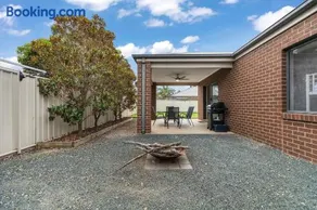 28 Skye Ave - Echuca Holiday Homes - Image 2