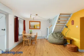 Cosy Cottage nr The Cotswolds Private Parking - Image 3