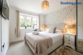 Stylish 4 Bedroom Home Perfect for Families - Image 2
