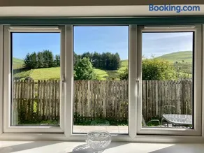 Spacious bungalow in the Cambrian mountains - Image 2