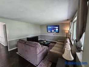 Spacious Family-Friendly Estate - Image 2