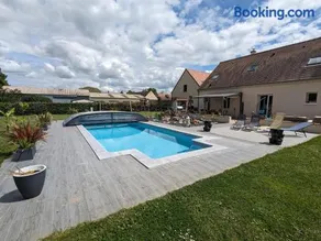 Titre proposé : Gîte familial avec piscine chauffée, jardin et jeux pour enfants à l'orée de la forêt d'Orléans - Image 1