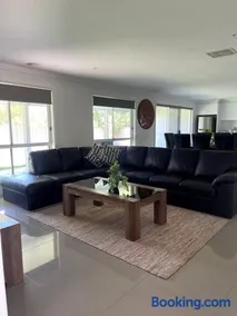 Stylish Open Plan Retreat - Image 1