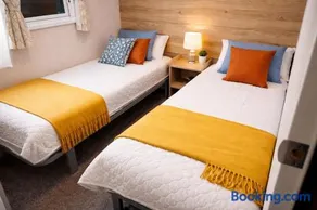 M&B Holiday Home 2025 Cozy Beach side Caravan 4 Beds, 3 Sofa Bed, 7 Sleep, Wifi, Tea and Coffee, Free Parking - Image 3