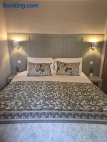 Clarke Cottage Guest House - Image 2