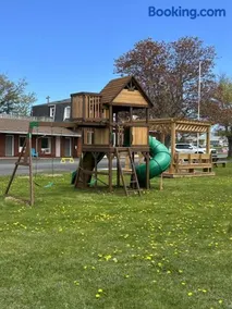 SUMMERSIDE MOTEL &COTTAGES - Image 3