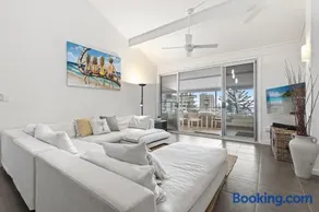 Top-Floor Ocean Views, BBQ, Walk to Snapper Rocks - Image 4
