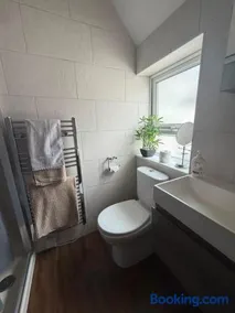 One Bed Flat Close to Station & River - Image 5