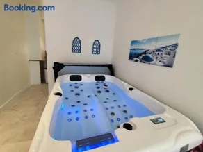 Santorini, Relaxing Spa, Terrace and Parking - Image 2