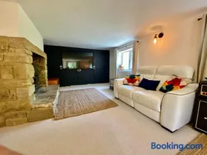 Beautiful Character 5 Bedroom Dorset Thatched Cottage - Great Location - Garden - Parking - Fast WiFi - Smart TV - Newly decorated - sleeps up to 10! Only 18 mins drive to Sandbanks Beach! Close to Bournemouth & Poole - Image 3