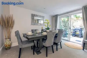 Central, beautiful home - with parking - Image 3