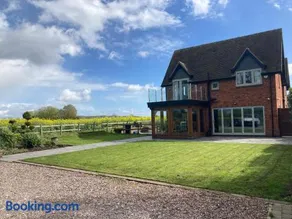 Bumble cottage - Image 1