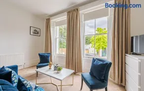 Elegant 2BR Ground-Floor Teddington Flat Modern Comfort - Image 5